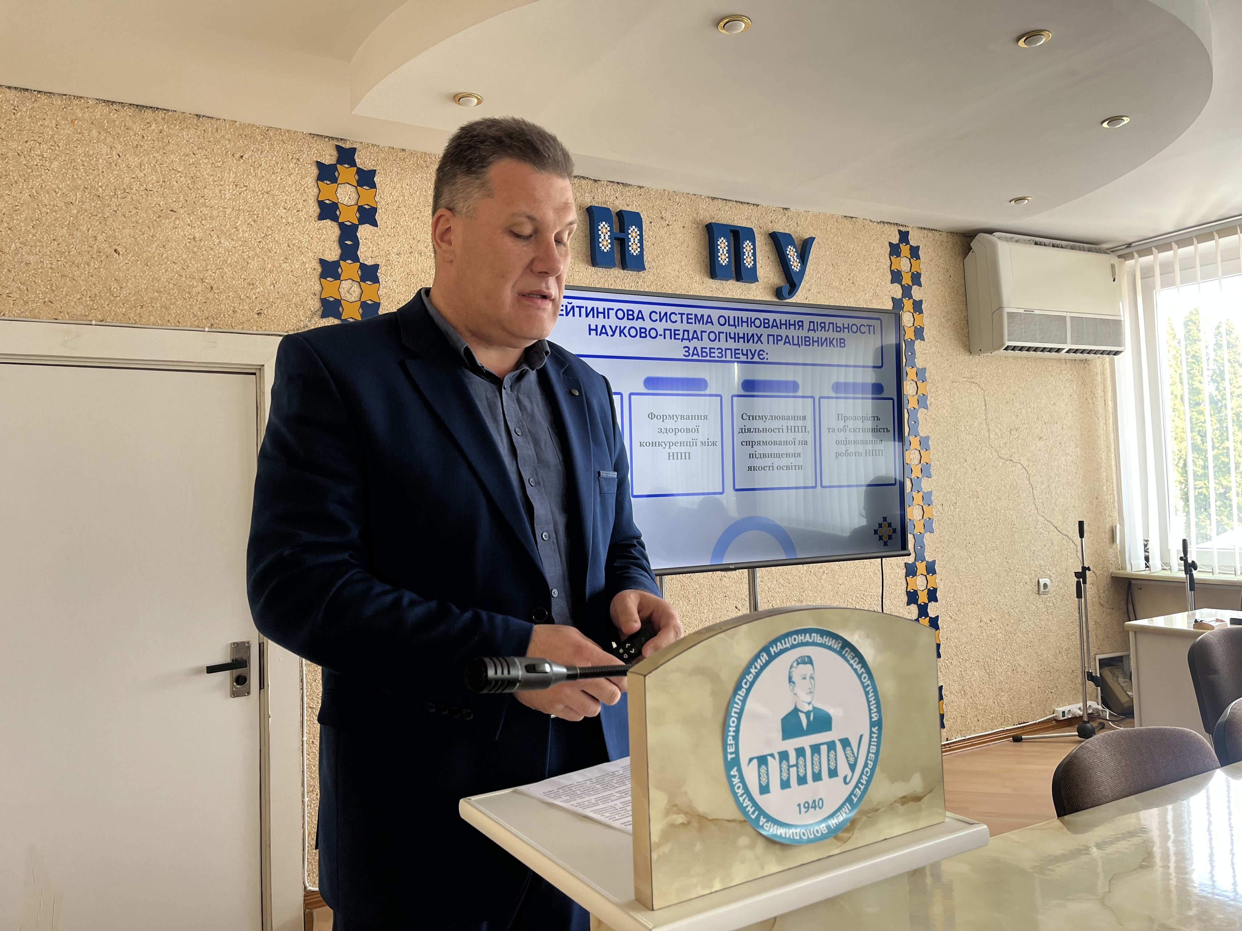 Doktor_istorychnyi nauk_profesor_Mykola_Moskaliuk_prezentuie_rezultaty_reitynhovoho_otsiniuvannia